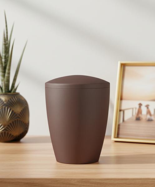 Simple and modern urn in warm Siena Brown with a velvety-matt surface, ideal for neutral pet ashes – A timeless and dignified resting place.